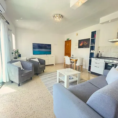 Close To Unique & Cozy 3 Balconies Country Views *